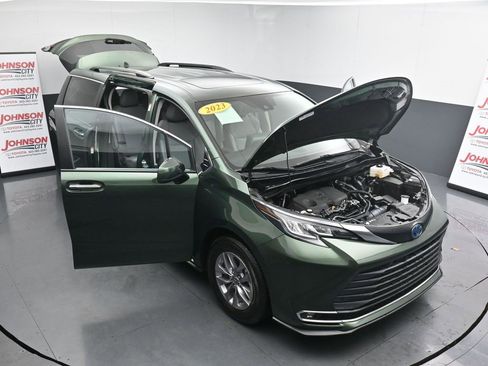 Used 2023 Toyota Sienna XLE image 42