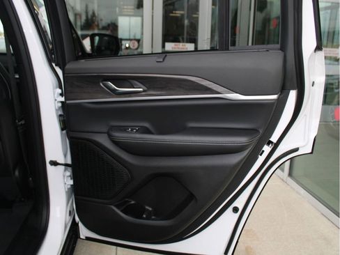 New 2025 Jeep Grand Cherokee Limited w/ Luxury Tech Group II image 31