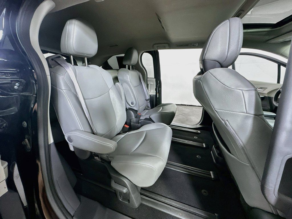 Used 2024 Toyota Sienna XLE FWD image 12
