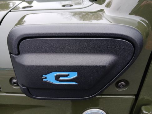 Used 2022 Jeep Wrangler Unlimited Sahara image 39