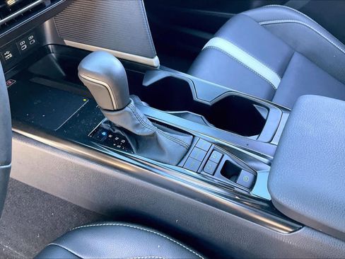 Used 2025 Toyota Camry SE image 13