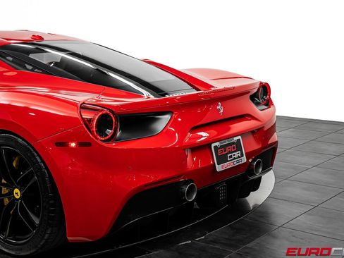 Used 2019 Ferrari 488 GTB RWD image 18