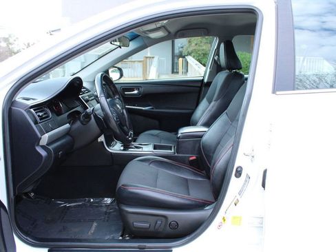 Used 2016 Toyota Camry SE image 12