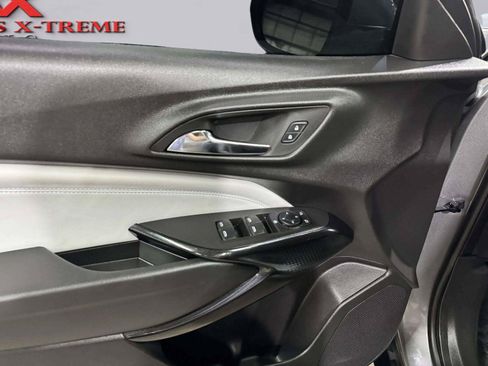 Used 2025 Chevrolet Trax LT w/ Sunroof Package FWD image 23