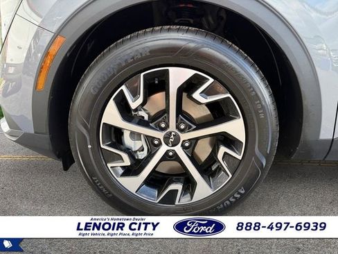 Used 2025 Kia Sportage EX image 9