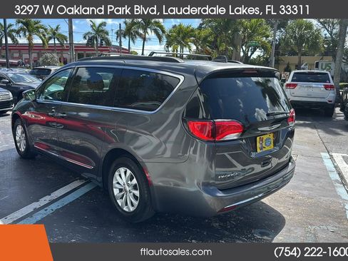 Used 2017 Chrysler Pacifica Touring-L image 8