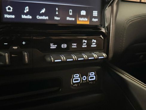 Used 2024 RAM 3500 Limited w/ Towing Technology Group image 32