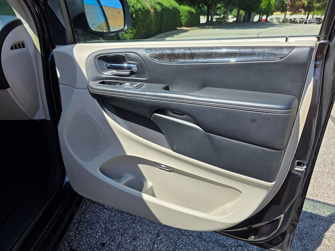 Used 2015 Chrysler Town & Country Touring-L w/ Driver Convenience Group FWD image 34