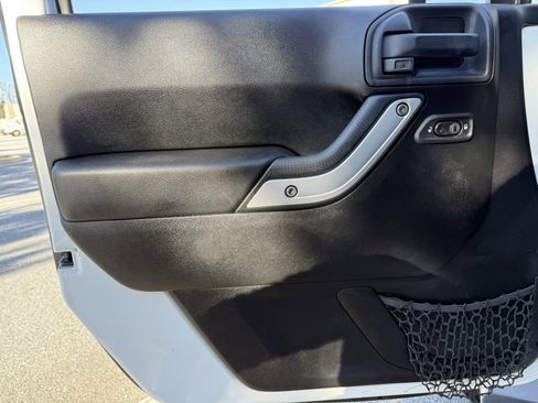 Used 2015 Jeep Wrangler Unlimited Sahara w/ Connectivity Group image 39