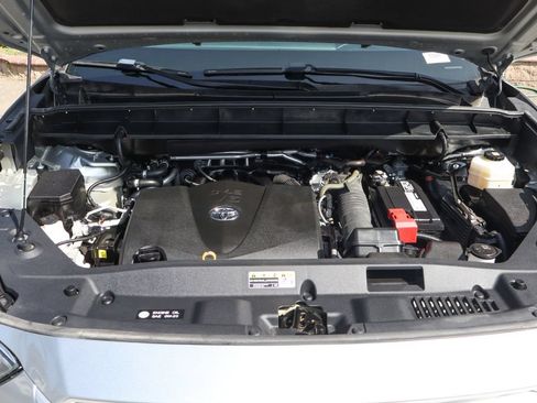 Used 2021 Toyota Highlander L FWD image 11
