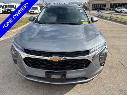 Used 2026 Chevrolet Trax LT FWD image 2