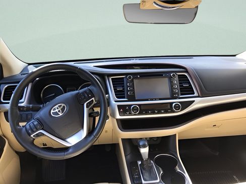 Certified 2018 Toyota Highlander XLE AWD/4WD image 15