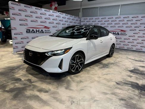 Used 2025 Nissan Sentra SR w/ SR Premium Package image 2