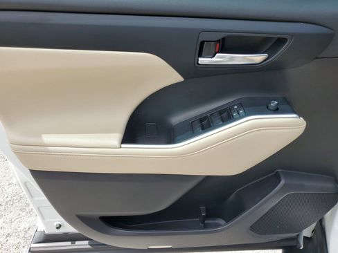 Used 2024 Toyota Highlander XLE FWD image 19