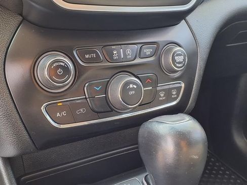 Used 2022 Jeep Cherokee Latitude w/ Sun & Sound Group AWD/4WD image 10