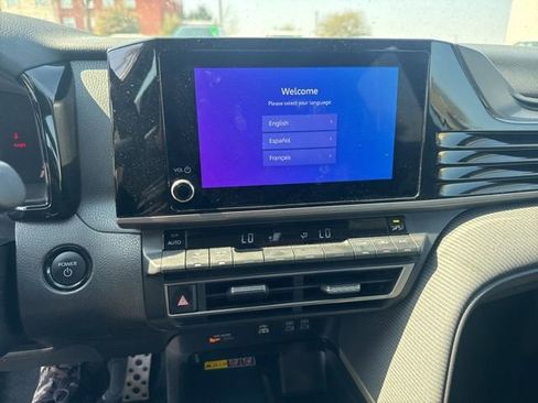 Used 2025 Toyota Camry SE image 10