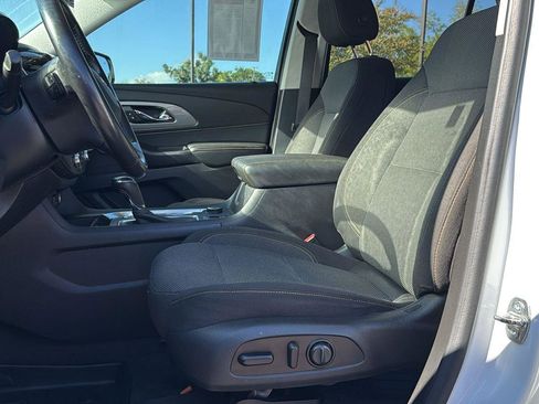 Used 2020 Chevrolet Traverse LT image 14
