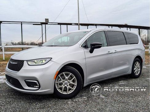 Used 2024 Chrysler Pacifica Touring-L image 1