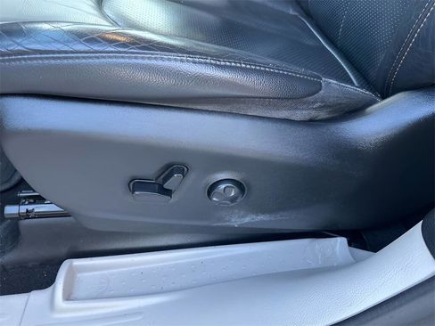 Used 2020 Chrysler Pacifica Touring-L image 12