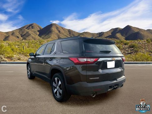 Used 2019 Chevrolet Traverse LT w/ LT Premium Package FWD image 3