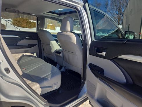 Used 2018 Toyota Highlander XLE image 25
