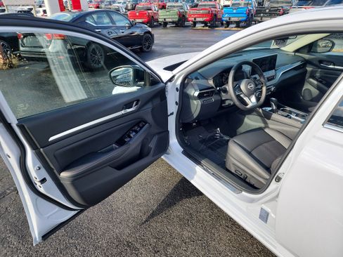 New 2025 Nissan Altima 2.5 SR image 10