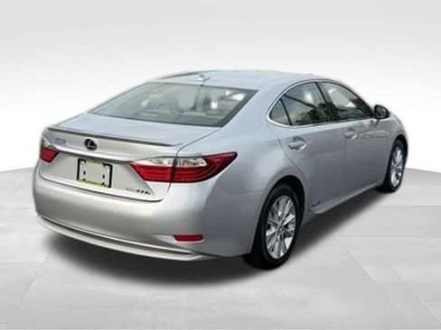 Used 2013 Lexus ES 300h w/ Luxury Pkg FWD image 32