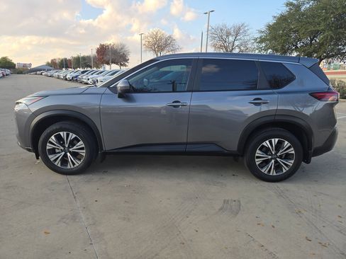 Used 2023 Nissan Rogue SV image 4