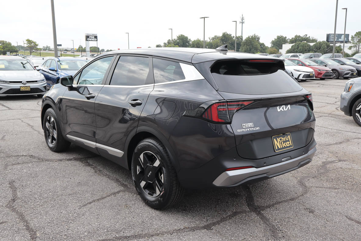 Used 2026 Kia Sportage LX FWD image 4