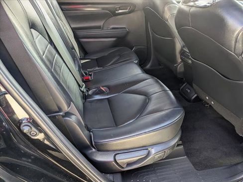 Used 2023 Toyota Highlander XLE image 18