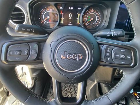 Used 2025 Jeep Gladiator Sport image 19