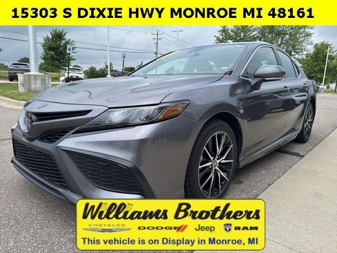 Used 2023 Toyota Camry SE image 1