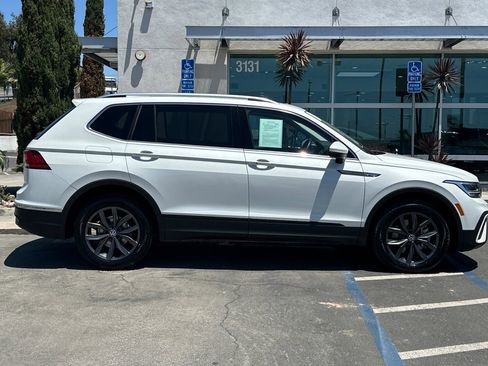 Used 2023 Volkswagen Tiguan SE w/ Panoramic Sunroof Package FWD image 4