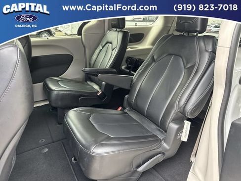 Used 2024 Chrysler Pacifica Touring-L FWD image 18
