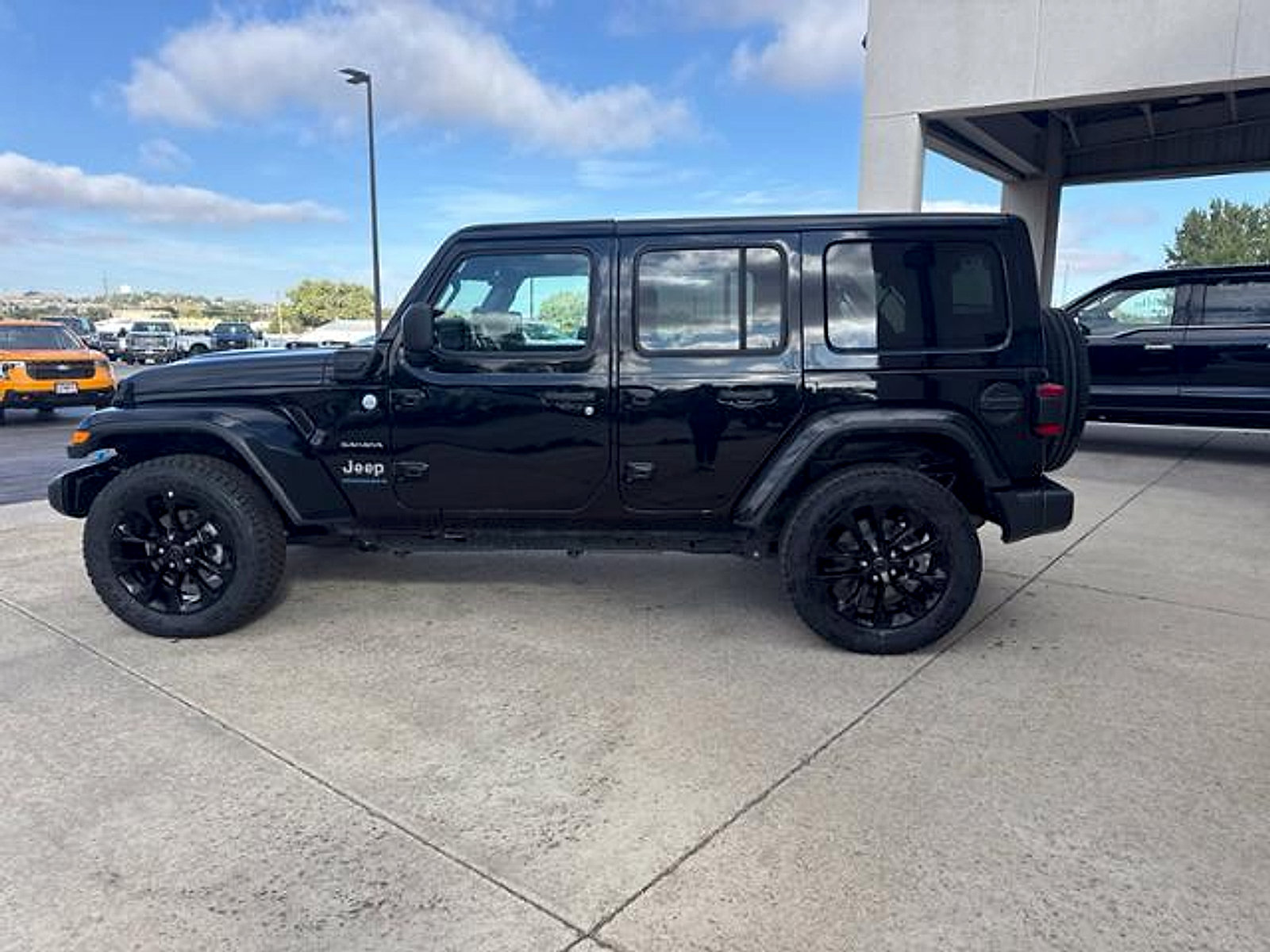 Used 2024 Jeep Wrangler Unlimited Sahara AWD/4WD image 9