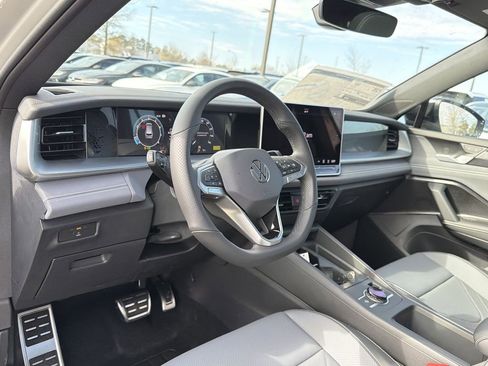 New 2026 Volkswagen Tiguan SE R-Line FWD image 10
