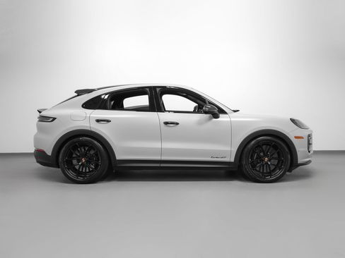 Certified 2025 Porsche Cayenne Turbo GT AWD/4WD image 13