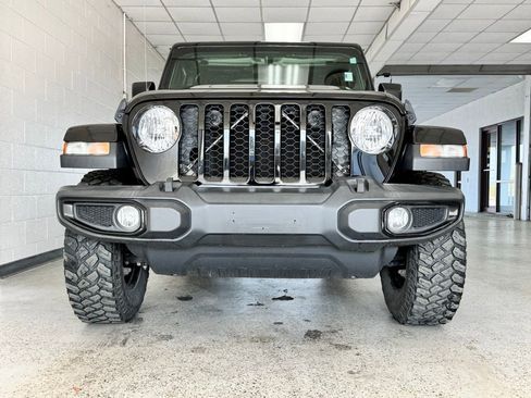 Certified 2022 Jeep Gladiator Overland AWD/4WD image 3
