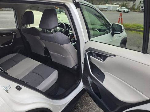 Used 2020 Toyota RAV4 XLE image 25