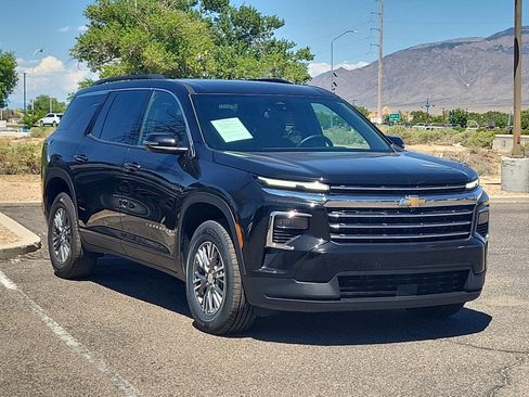 Used 2025 Chevrolet Traverse LT FWD image 3