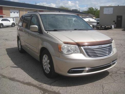 Used 2014 Chrysler Town & Country Touring FWD image 3