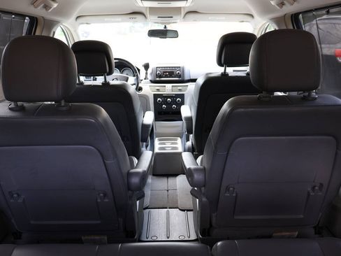 Used 2010 Volkswagen Routan SE FWD image 13