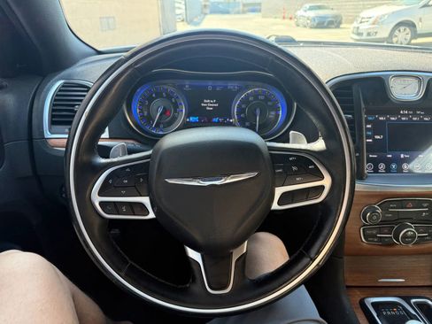 Used 2017 Chrysler 300 C Platinum RWD image 18