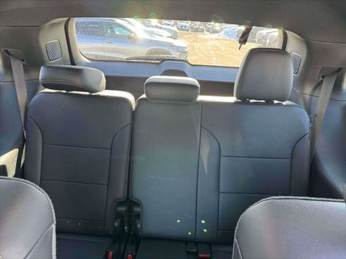Used 2025 Chevrolet Traverse LT image 12
