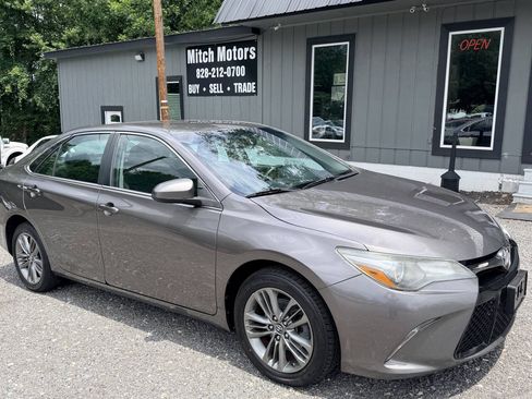 Used 2017 Toyota Camry SE FWD image 1