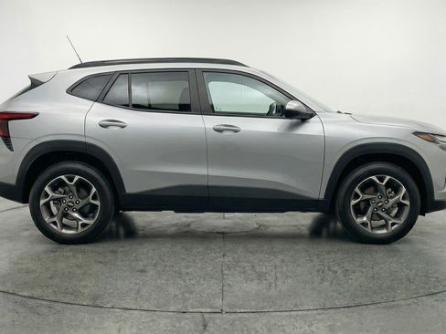 Used 2025 Chevrolet Trax LT image 11