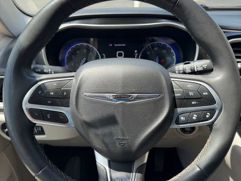 Used 2024 Chrysler Pacifica Touring-L FWD image 18