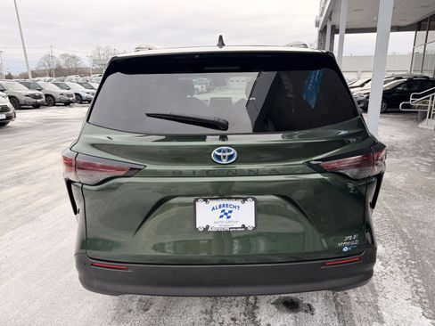 Used 2024 Toyota Sienna XLE image 4