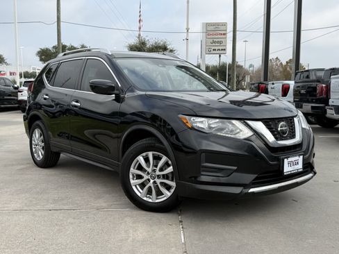Used 2020 Nissan Rogue SV image 2