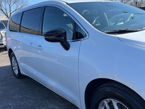 Used 2026 Chrysler Pacifica Select image 15